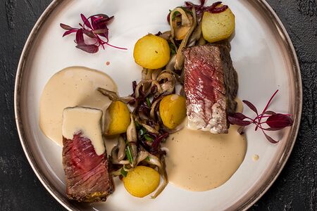 Медальоны из телятины в горчичном маринаде