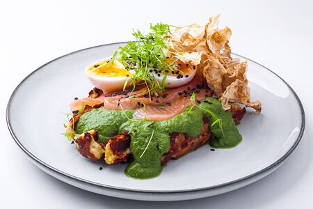 Вафли с лососем и шпинатным соусом