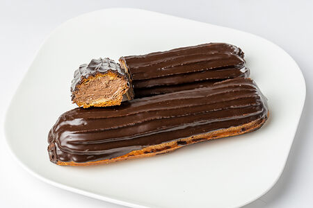 Эклер с шоколадным кремом