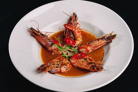 Креветки с чесноком и острым перцем