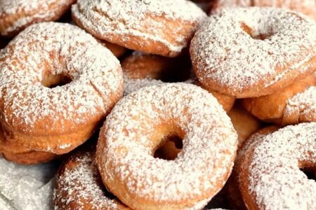 Пончик в сахарной пудре