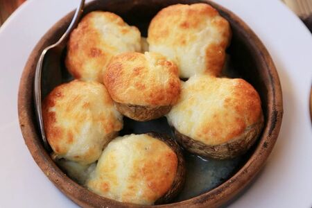 Шапки шампиньонов с сулугуни