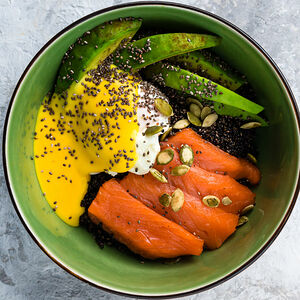 Боул с лососем и голландским соусом