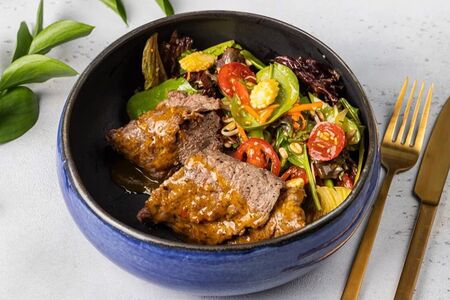 Тёплый салат с телятиной