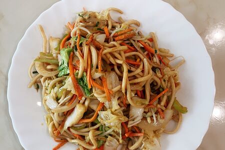 Жареная лапша со свининой