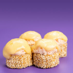 Половинка запеченного ролла с крабом