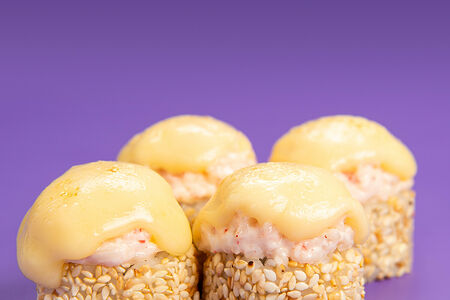 Половинка запеченного ролла с крабом