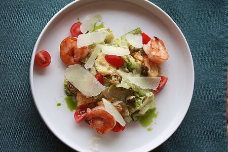 Салат Цезарь с креветками