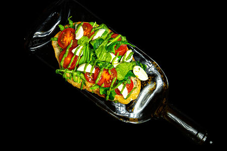 Брускетта с томатами и моцареллой