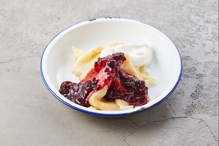 Блинчики с вареньем и сметаной