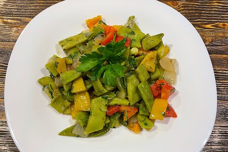 Зеленая фасоль с овощами