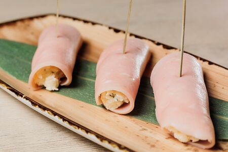 Рулетики из ветчины с сыром