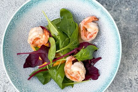 Салат с креветками, сыром страчателла и кремом из батата