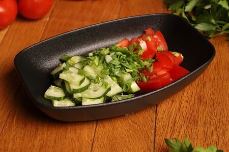 Салат из свежих огурцов и помидоров