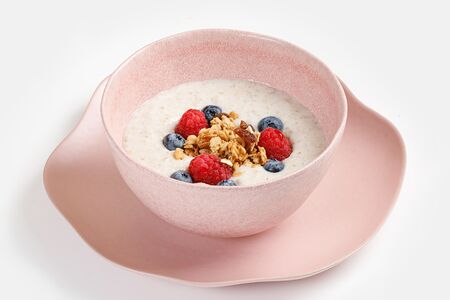 Овсяная каша с ягодами