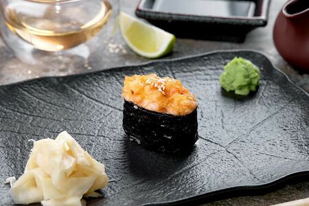 Запеченные суши с лососем