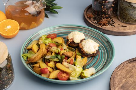 Рубленый бифштекс, запеченный под сыром