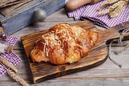 Круассан с сыром и ветчиной