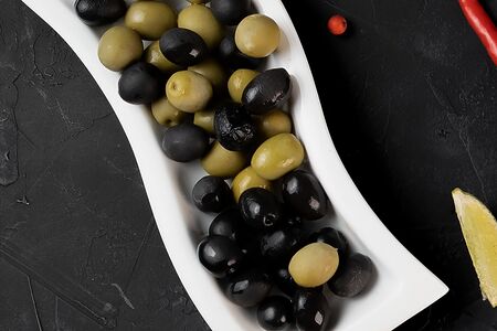 Маслины и оливки