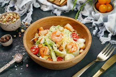 Цезарь с тигровыми креветками