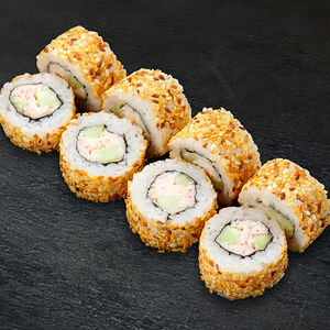 Ролл Калифорния в кунжуте с крабом