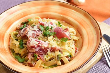 Паста с вялеными томатами и соусом Песто / шейка сыровяленая