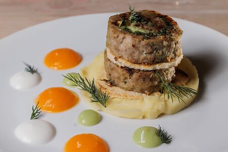 Стейковый рулет с картофельным пюре