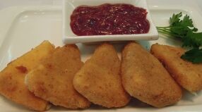 Жареный сыр сулугуни с соусом из диких ягод