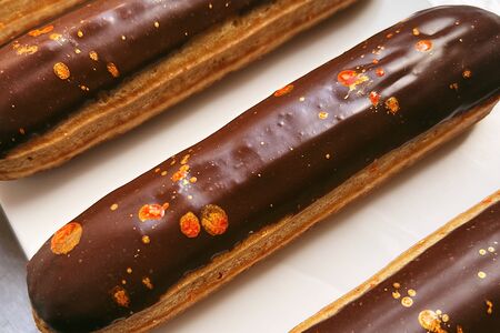 Шоколадный эклер