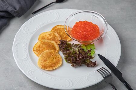 Икра рыбъ лососевыхъ съ блинками красными