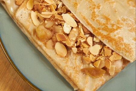 Блин яблоками и миндалем постный