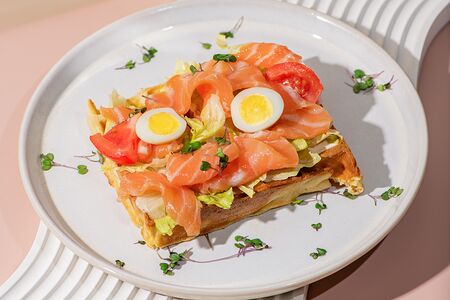 Вафля с лососем и трюфельным айоли