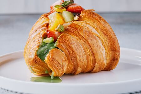 Круассан с фисташковым кремом и фруктами