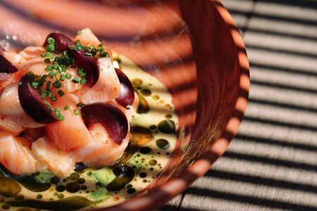 Тартар из лосося и мятных огурцов