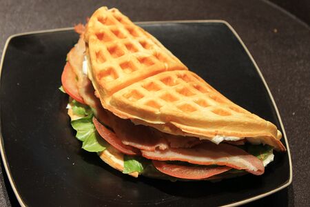 Тортилья с беконом на овсяно-гречневой вафле