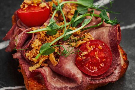Брускетта с ростбифом