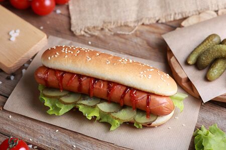 Хот-дог с маринованными огурцами