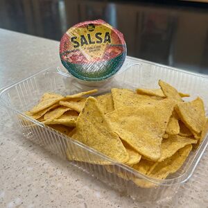 Начос с соусом сальса