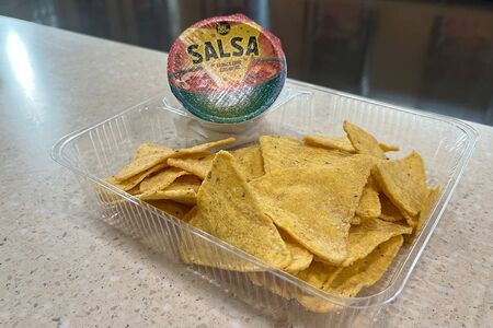 Начос с соусом сальса