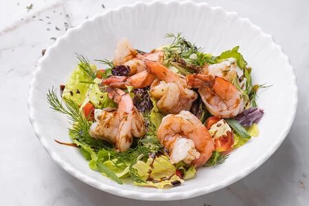 Салат Цезарь с креветками