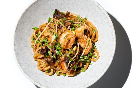 Удон с креветками и соусом биск