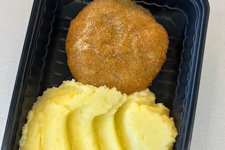 Котлета мясная с картофельным пюре