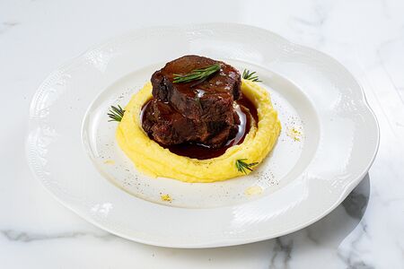 Телячьи щечки с картофельным пюре