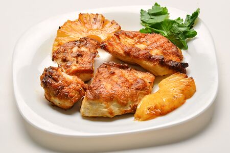 Шашлык из куриного филе с ананасами гриль