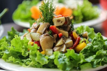 Салат из курицы и огурцов с шампиньонами и беконом