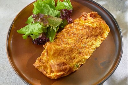 Запеченный омлет с трюфельной солью и козьим сыром