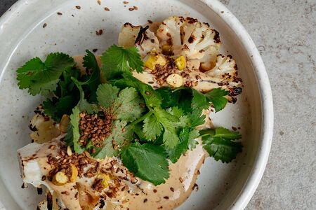 Цветная капуста с ореховым соусом и кинзой