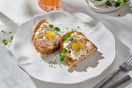 Брускетта с подкопченной форелью и страчателлой