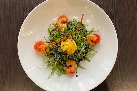 Рукола с тигровыми креветками