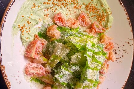 Цезарь с тигровыми креветками и кремом из авокадо